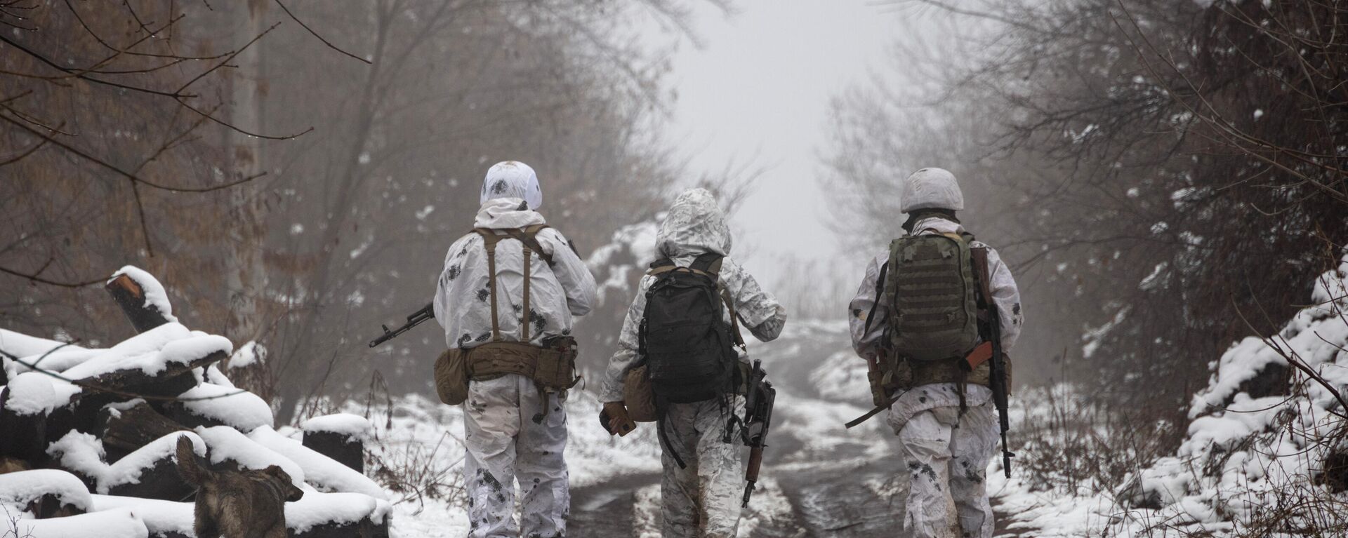 Ukrainian soldiers walks at the line of separation near Katerinivka, Donetsk region, Ukraine, Tuesday, Dec 7, 2021. - Sputnik International, 1920, 29.01.2022