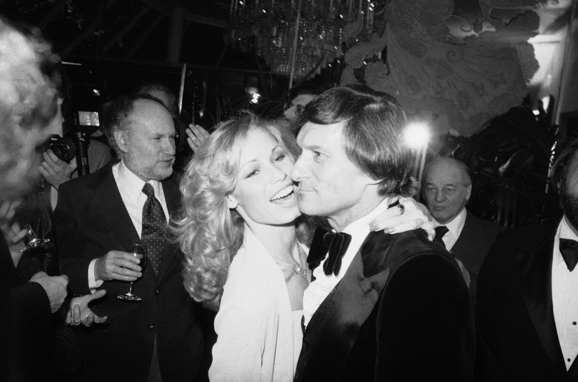 Playboy Magazine publisher Hugh Hefner, right, is embraced by his girlfriend Sandra Theodore, left, at Tavern on the Green Restaurant, Thursday, Jan. 11, 1979, New York. The two were attending a party celebrating the 25th anniversary of the publication. - Sputnik International, 1920, 09.01.2022
