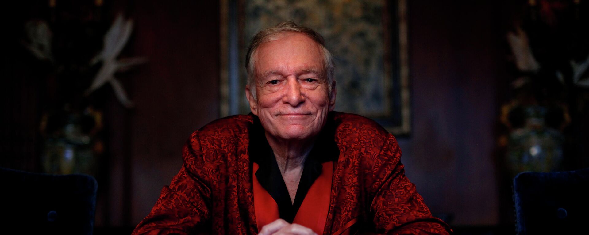 Playboy magazine founder Hugh Hefner poses for photos at the Playboy Mansion in Los Angeles, Thursday, Nov. 4, 2010. - Sputnik International, 1920, 09.01.2022