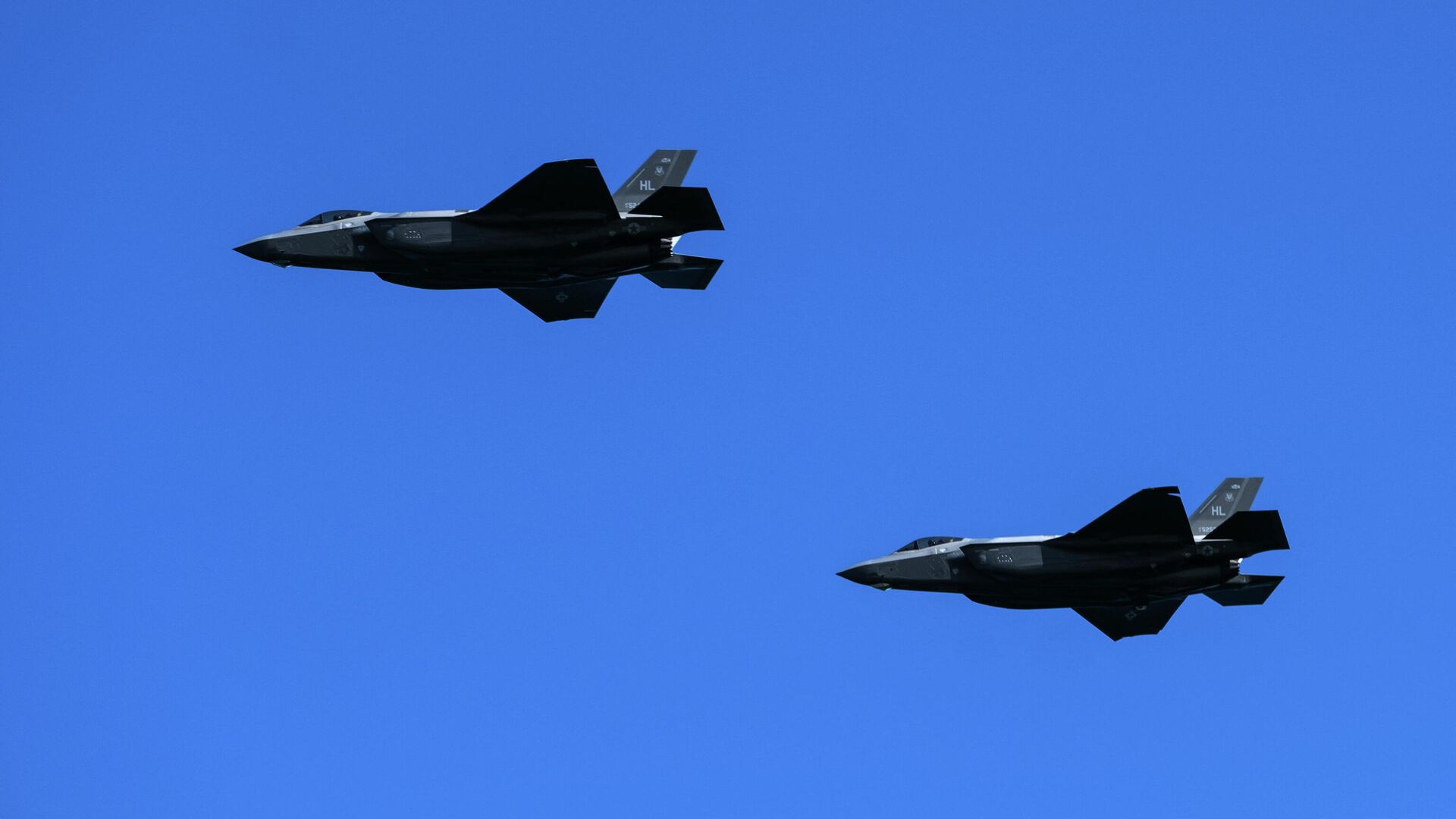 Two US Air Force Lockheed Martin F-35 fighter jets fly over the beach of Houlgate, north-western France, on June 6, 2021.  - Sputnik International, 1920, 18.09.2023