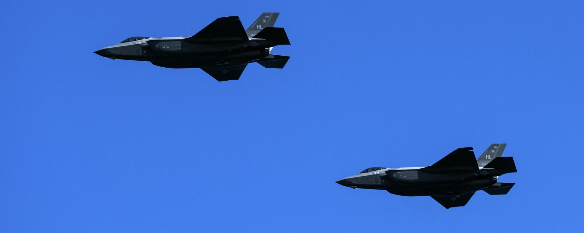 Two US Air Force Lockheed Martin F-35 fighter jets fly over the beach of Houlgate, north-western France, on June 6, 2021.  - Sputnik International, 1920, 24.03.2022