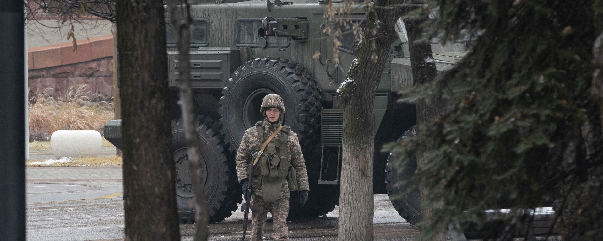 A serviceman patrols a street in central Almaty on January 8, 2022, after violence that erupted following protests over hikes in fuel prices. - Sputnik International, 1920, 09.01.2022