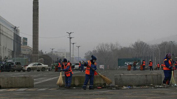 Municipal workers clean the streets near the main square after the mass protests triggered by fuel price increase, in Almaty, Kazakhstan January 10, 2022 - Sputnik International