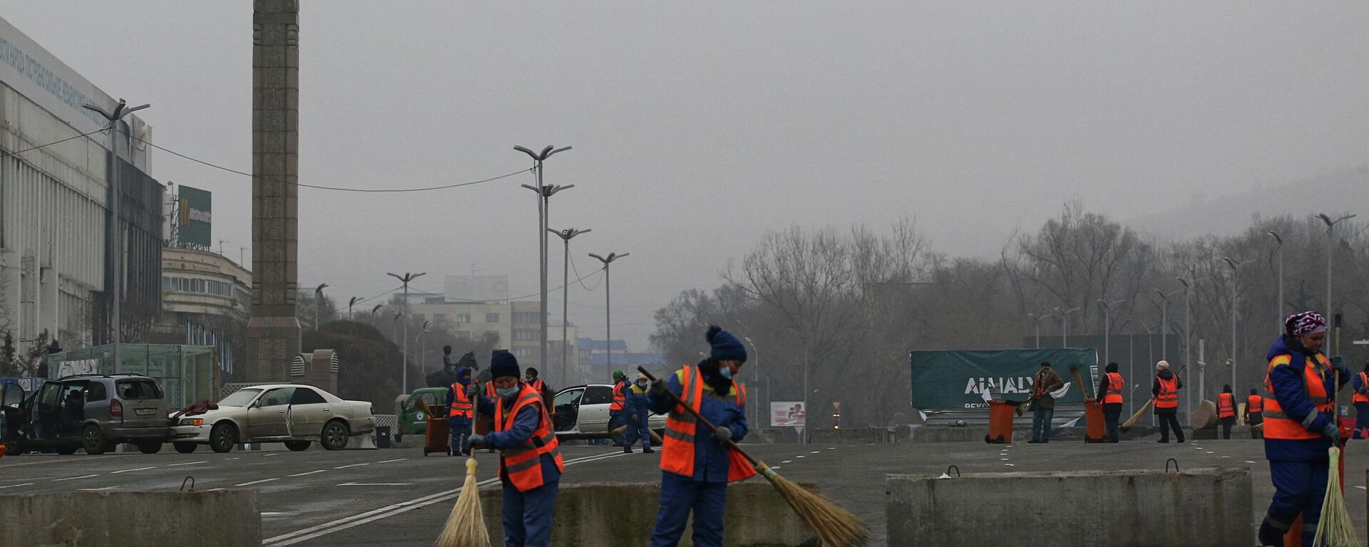 Municipal workers clean the streets near the main square after the mass protests triggered by fuel price increase, in Almaty, Kazakhstan January 10, 2022 - Sputnik International, 1920, 10.01.2022