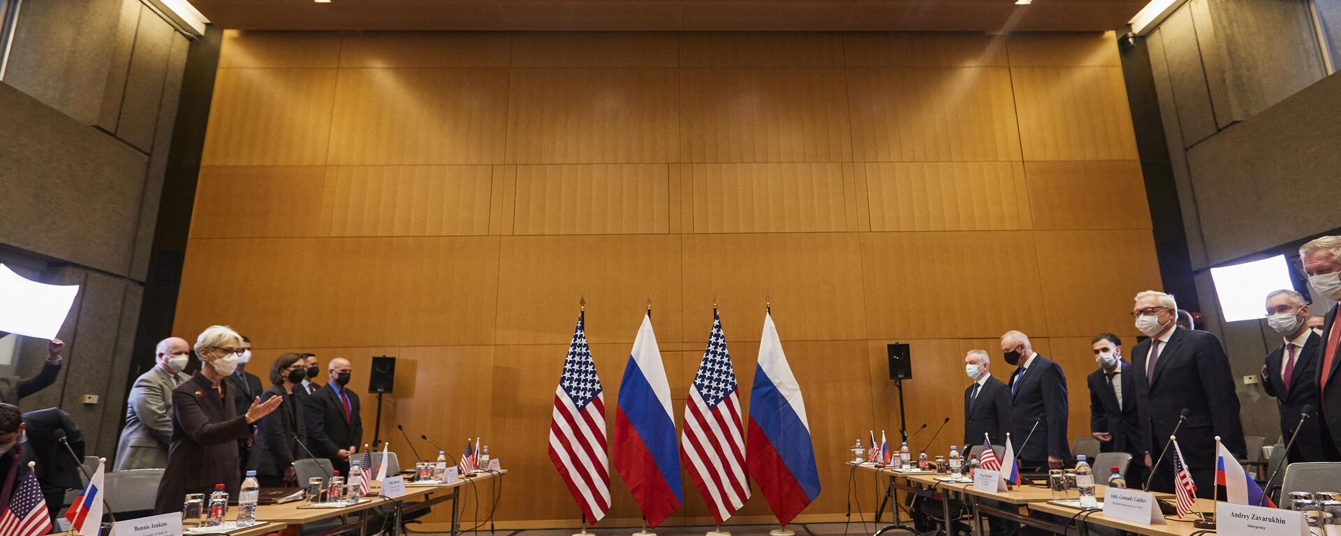 US Deputy Secretary of State Wendy Sherman (L) and Russian deputy Foreign Minister Sergei Ryabkov (R) attend security talks on soaring tensions over Ukraine, at the US permanent Mission, in Geneva, on January 10, 2022.  - Sputnik International, 1920, 11.01.2022