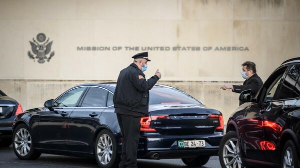 A US guard gives a thumb up to an official as Russian convoy arrives to the US permanent Mission during talks in Geneva on soaring tensions over Ukraine, in Geneva, on January 10, 2022. - Sputnik International