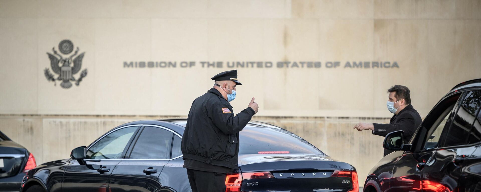 A US guard gives a thumb up to an official as Russian convoy arrives to the US permanent Mission during talks in Geneva on soaring tensions over Ukraine, in Geneva, on January 10, 2022. - Sputnik International, 1920, 10.01.2022