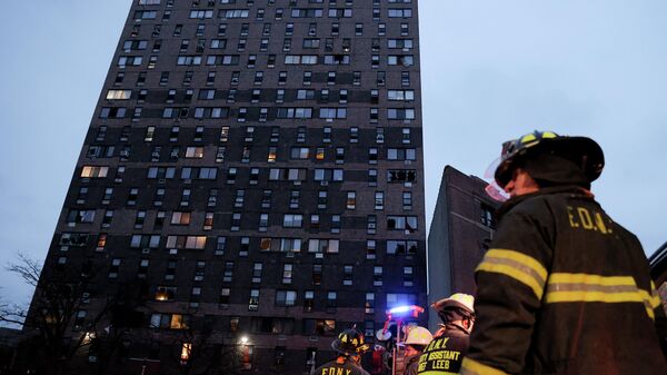 Emergency personnel from the New York City Fire Department (FDNY) respond to an apartment building fire in the Bronx borough of New York City, U.S., January 9, 2022. REUTERS/Andrew Kelly - Sputnik International