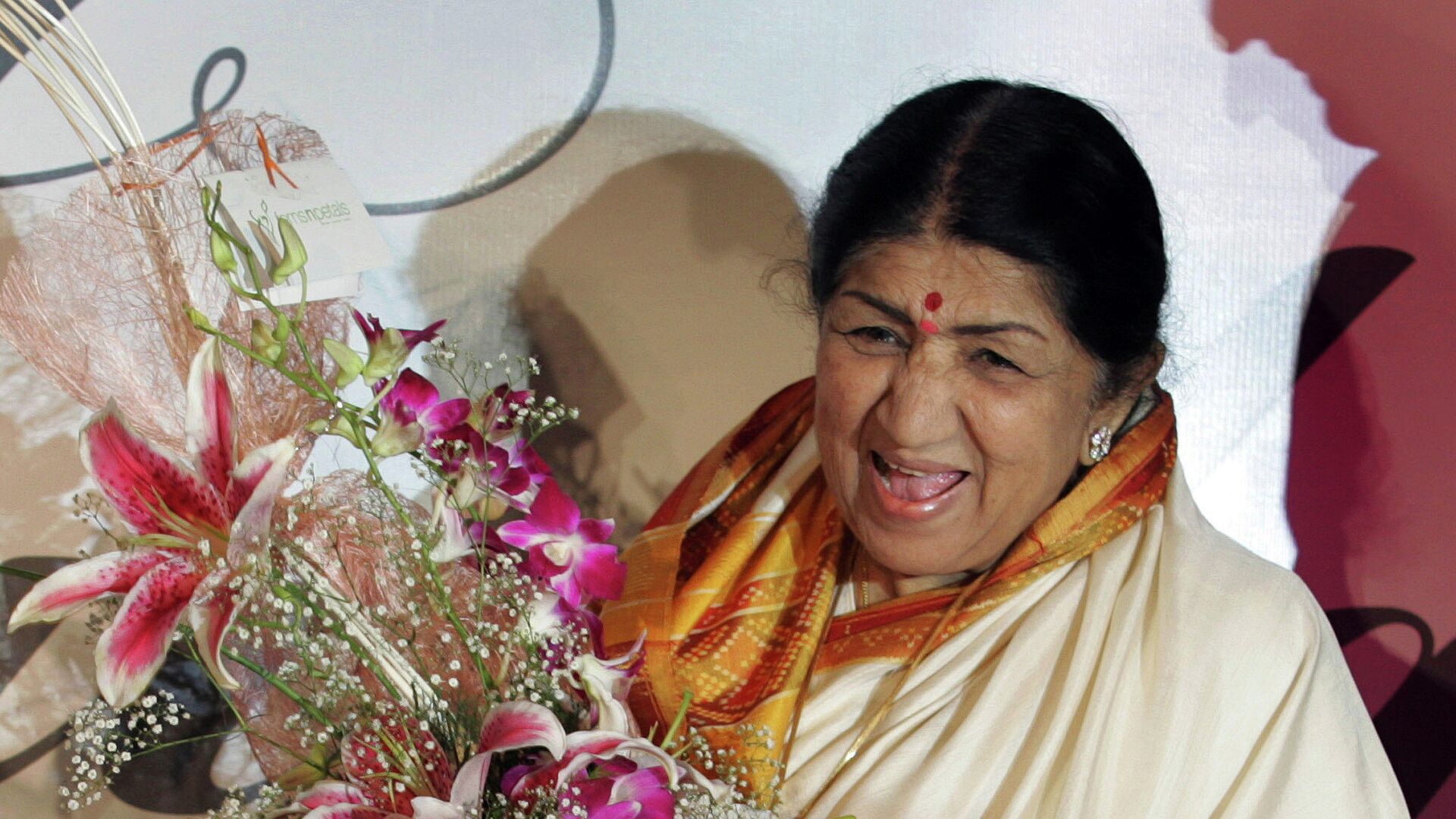 Singer Lata Mangeshkar laughs at the launch of her hindi music album 'Saadgi' or Simplicity, on World Music Day, in Mumbai, India, Thursday, June 21, 2007 - Sputnik International, 1920, 11.01.2022