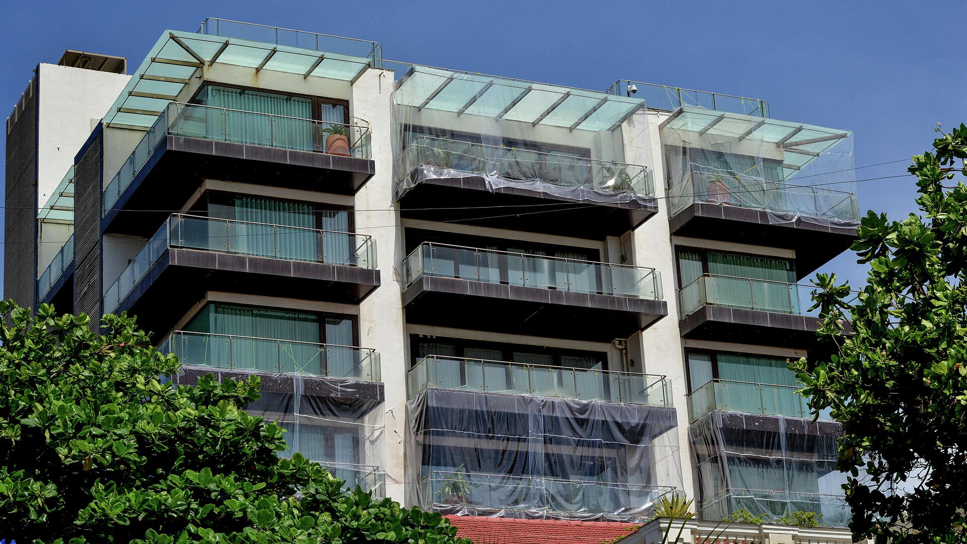 Bollywood actor Shahrukh Khan sea-facing house 'Mannat' is seen covered with protective plastic sheets during monsoon season in Mumbai on July 22, 2020 - Sputnik International, 1920, 11.01.2022