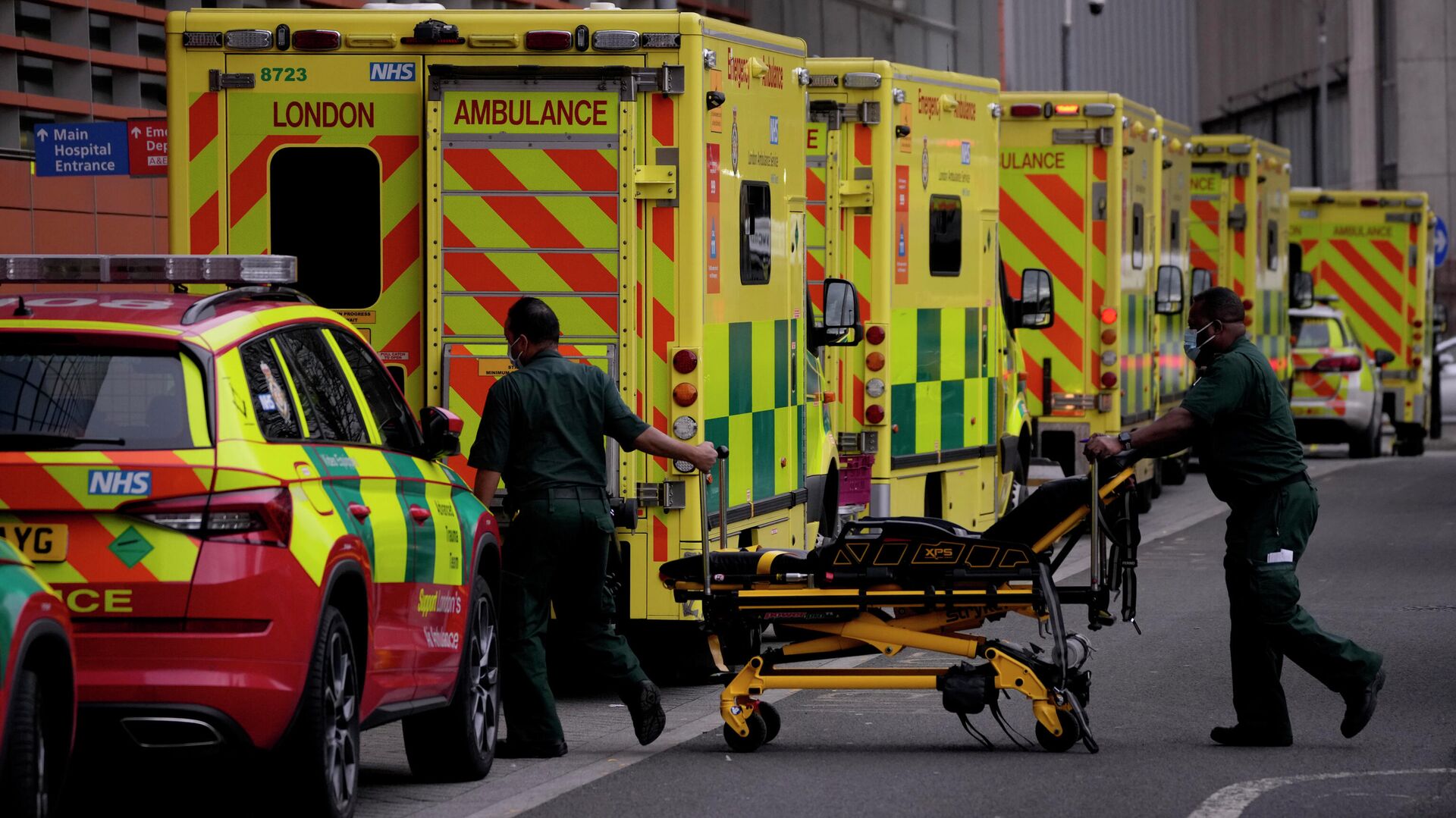 Paramedics push a trolley next to a line of ambulances outside the Royal London Hospital in the Whitechapel area of east London, Thursday, Jan. 6, 2022 - Sputnik International, 1920, 11.01.2022