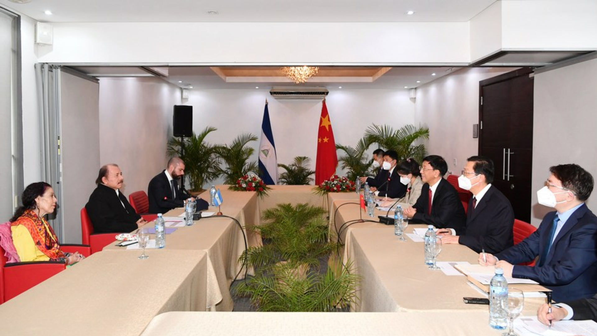 Chinese President Xi Jinping's special envoy Cao Jianming (3rd R), also vice chairman of the Standing Committee of the National People's Congress of China, meets with Nicaraguan President Daniel Ortega (2nd L) in Managua, Nicaragua, Jan. 10, 2022. - Sputnik International, 1920, 11.01.2022
