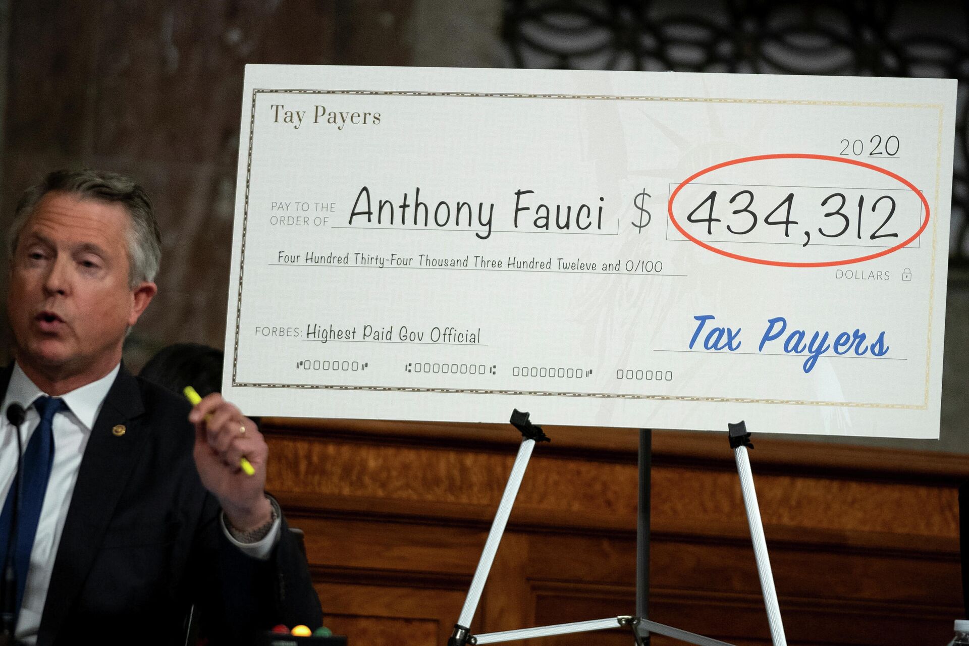 U.S. Senator Roger Marshall (R-KS) shows the yearly pay received by Dr. Anthony Fauci, director of the National Institute of Allergy and Infectious Diseases and White House Chief Medical Advisor during a Senate Health, Education, Labor, and Pensions Committee hearing to examine the federal response to the coronavirus disease (COVID-19) and new emerging variants at Capitol Hill in Washington, D.C., U.S.  January 11, 2022 - Sputnik International, 1920, 12.01.2022