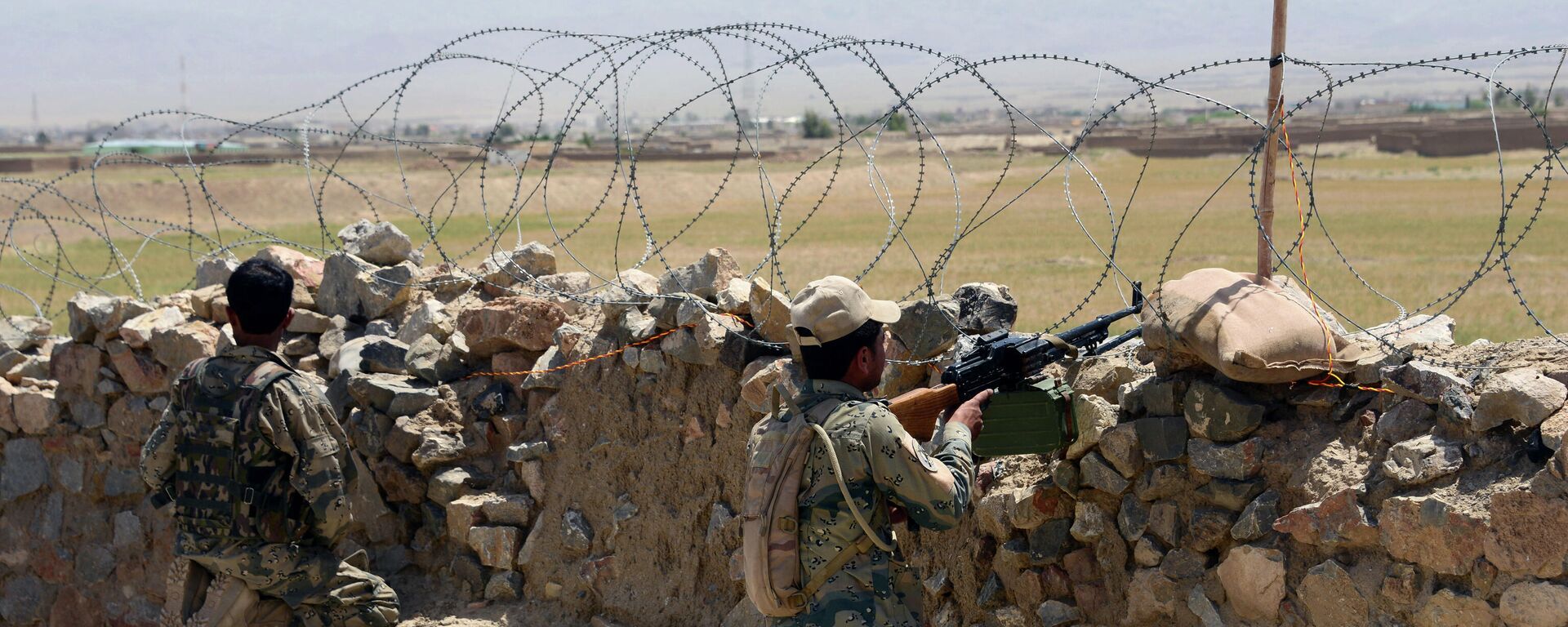 Afghan Border Police personnel keep watch during an ongoing battle between Pakistani and Afghan Border forces near the Durand line at Spin Boldak, in southern Kandahar province on May 5, 2017 - Sputnik International, 1920, 12.01.2022