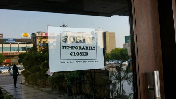 A sign hangs on the door of a closed restaurant . India (File) - Sputnik International