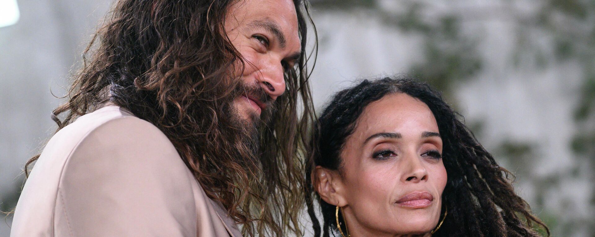 US actor Jason Momoa and his wife US actress Lisa Bonet arrive for Apple TV+ world premiere of SEE at the Fox Regency Village Theater in Los Angeles on October 21, 2019 - Sputnik International, 1920, 13.01.2022