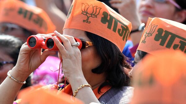 A supporter of Indian Prime Minister and Bharatiya Janata Party (BJP) Leader Narendra Modi uses binoculars (File) - Sputnik International
