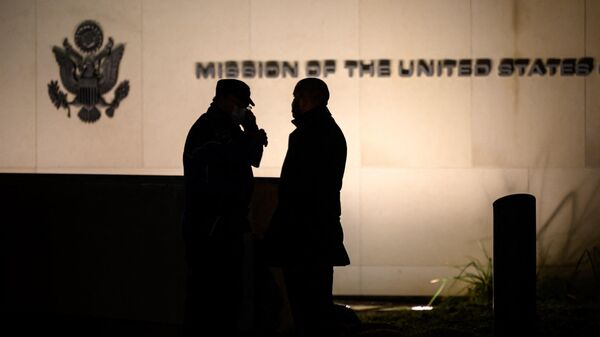 Swiss police officers stand at the entrance of the US Permanent Mission  in Geneva, on January 10, 2022 - Sputnik International