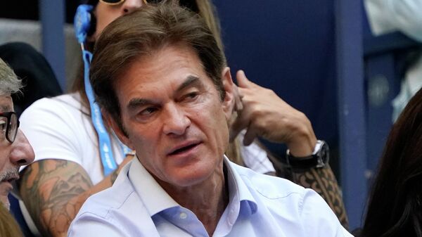Dr. Oz watches play during the women's singles final of the US Open tennis championships, in this file photo from Sept. 11, 2021, in New York. Mehmet Oz is running in the wide-open race for the Pennsylvania seat being vacated by two-term Republican Sen. Pat Toomey. The race has attracted wealthy and well-connected transplants, and homers. - Sputnik International