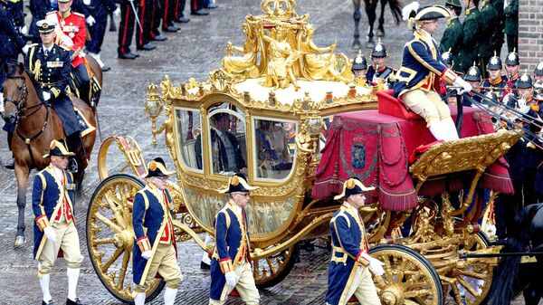 Dutch King Willem-Alexander and Queen Maxima arrive in the Golden Carriage at the Binnenhof in The Hague,  on 'Prinsjesdag' (Prince's Day), on 15 September 2015.  Prince's Day is the opening-day of the Dutch parliament and takes place every year on the third Tuesday of September. AFP PHOTO / ANP / SANDER KONING  - Sputnik International