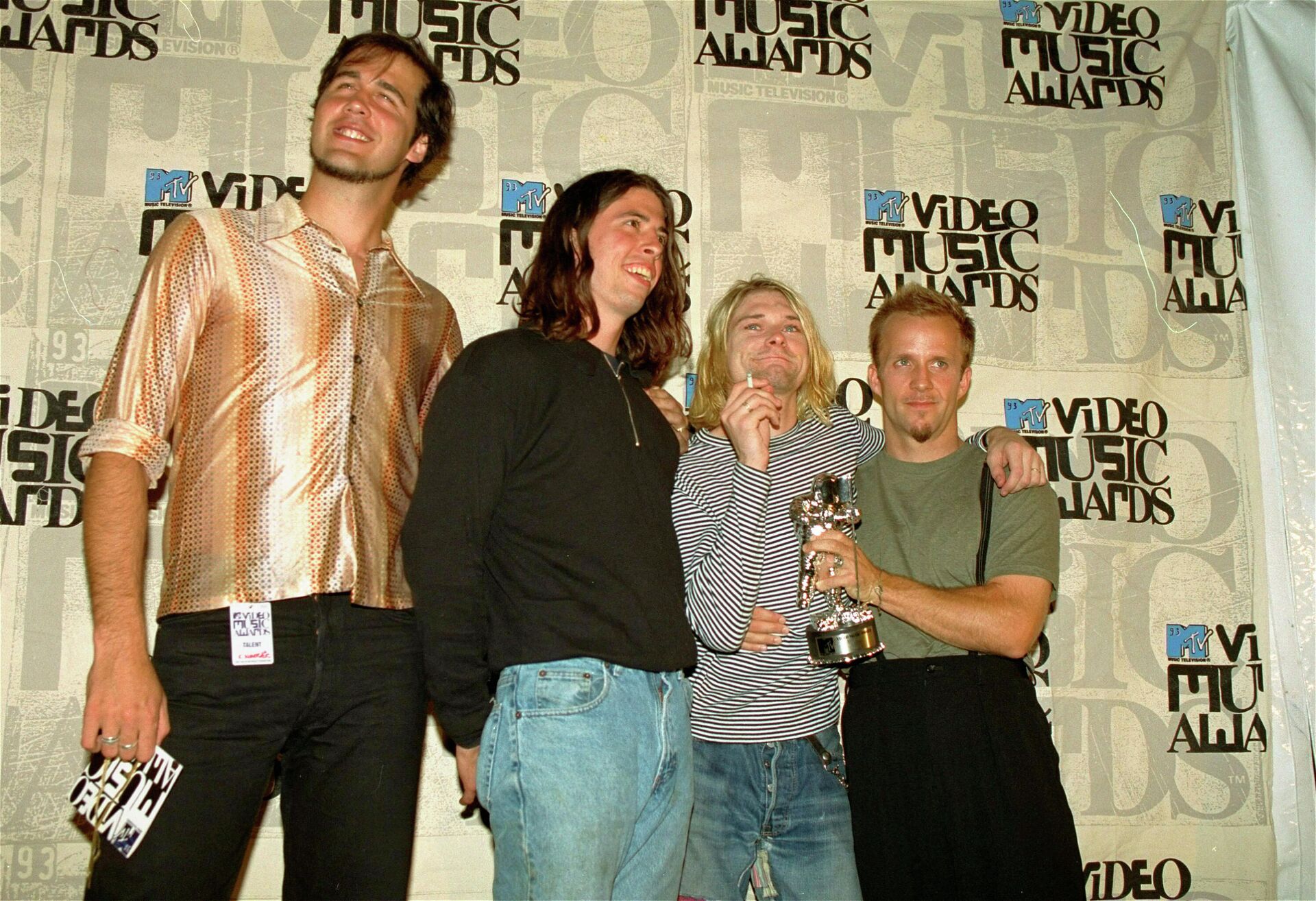 FILE - In this Sept. 2, 1993 file photo, Nirvana band members, Chris Novoselic, from left, Dave Grohl, and Kurt Cobain pose, with an unidentified man, right, after receiving an award for best alternative video for In Bloom at the 10th annual MTV Video Music Awards in Universal City, Calif.   - Sputnik International, 1920, 04.09.2022