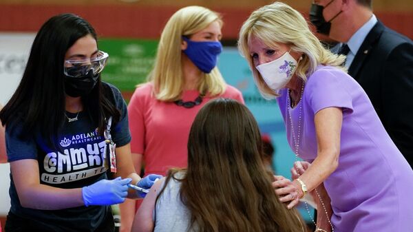 First lady Jill Biden comforts a person as they get a COVID-19 vaccination during a tour of the site at Isaac Middle School in Phoenix, Wednesday, June 30, 2021. - Sputnik International