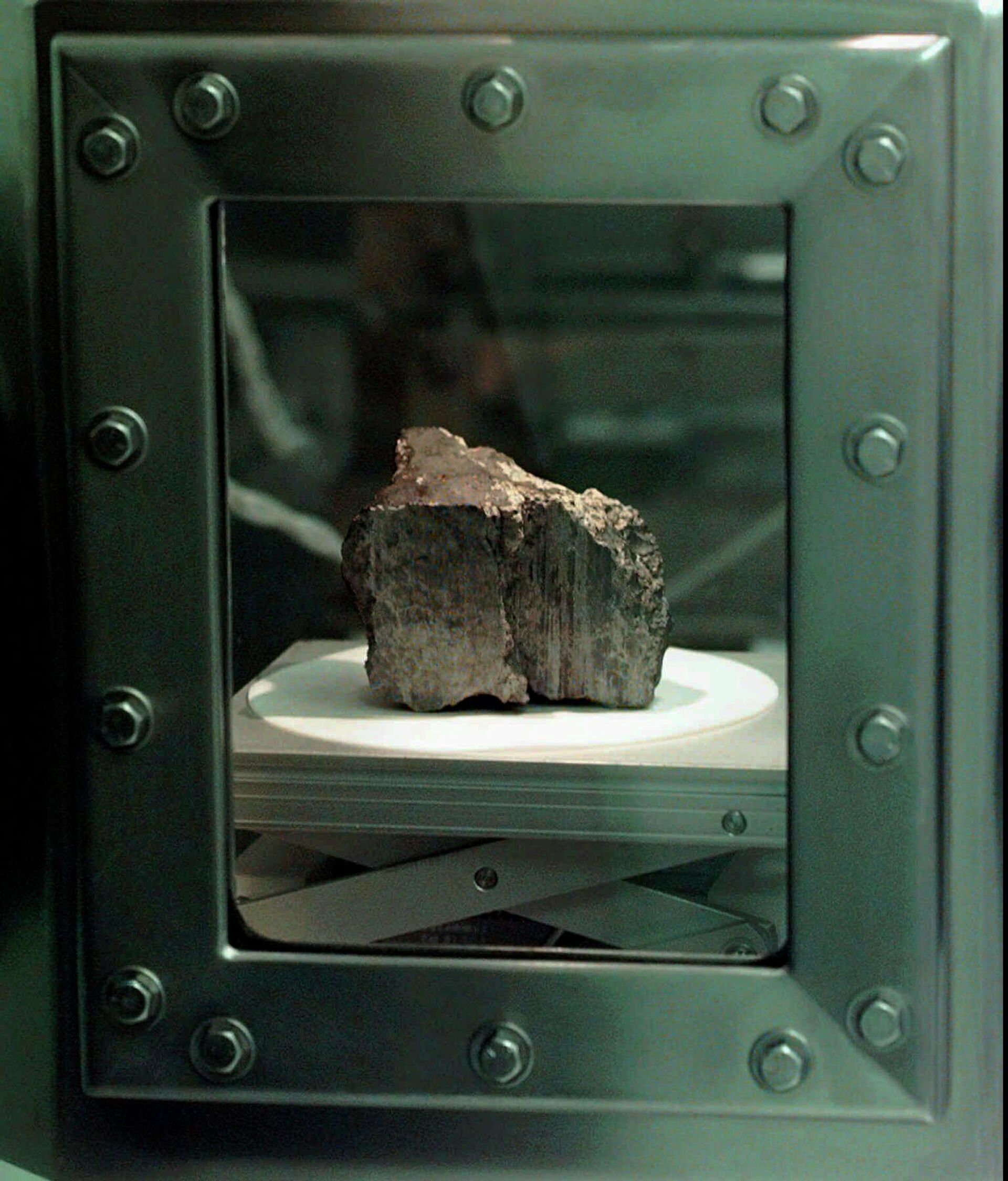 The meteorite labeled ALH84001 sits in a chamber at a Johnson Space Center lab in Houston, Aug. 7, 1996. - Sputnik International, 1920, 14.01.2022
