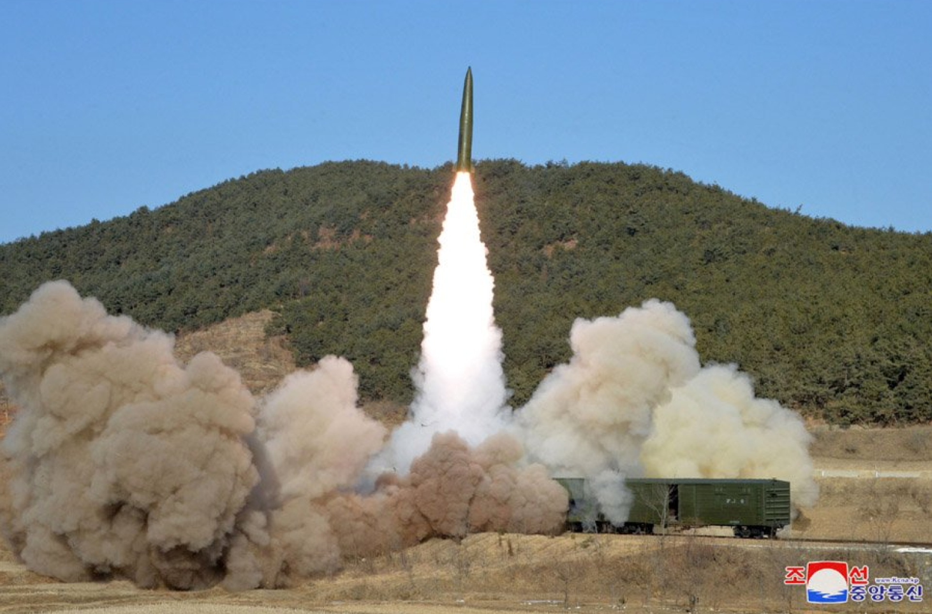 A DPRK railway-borne ballistic missile is launched in a January 14, 2022, test in western North Korea - Sputnik International, 1920, 15.01.2022