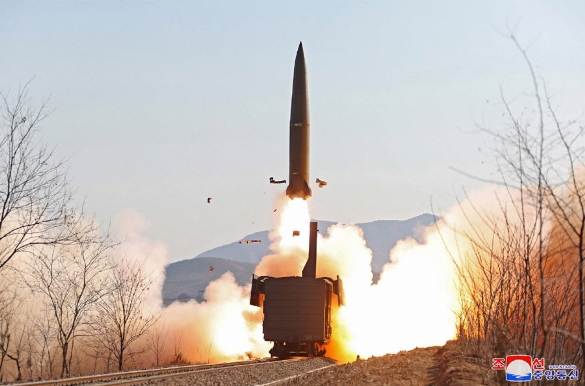 A DPRK railway-borne ballistic missile is launched in a January 14, 2022, test in western North Korea - Sputnik International, 1920, 15.01.2022