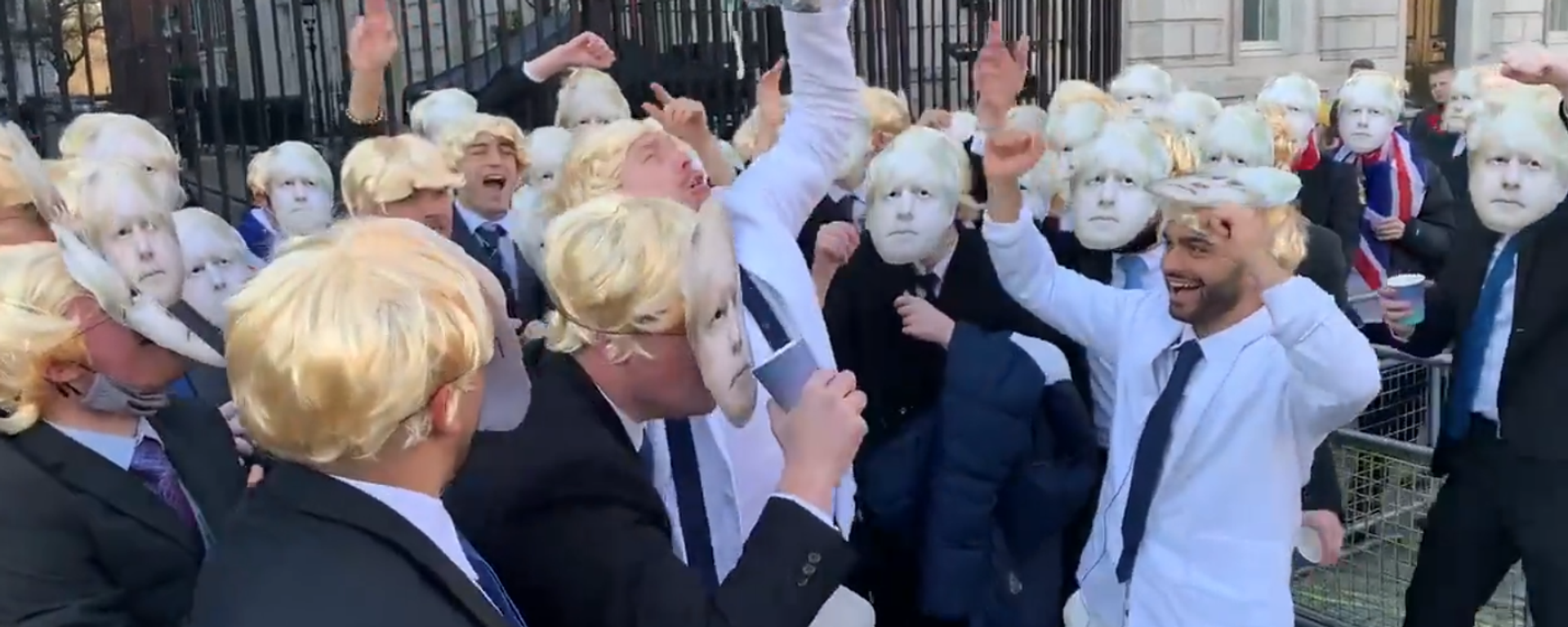 People Dressed As Boris Johnson Gather For Party Outside Downing Street - Sputnik International, 1920, 17.01.2022