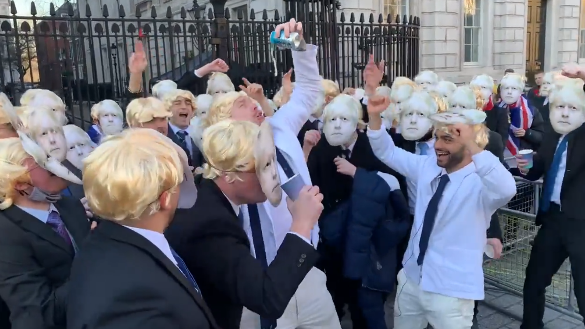 People Dressed As Boris Johnson Gather For Party Outside Downing Street - Sputnik International, 1920, 17.01.2022