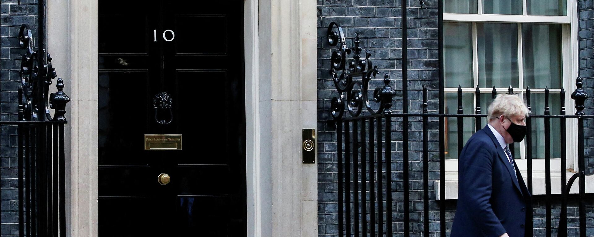FILE PHOTO: British Prime Minister Johnson walks outside Downing Street in London - Sputnik International, 1920, 15.01.2022