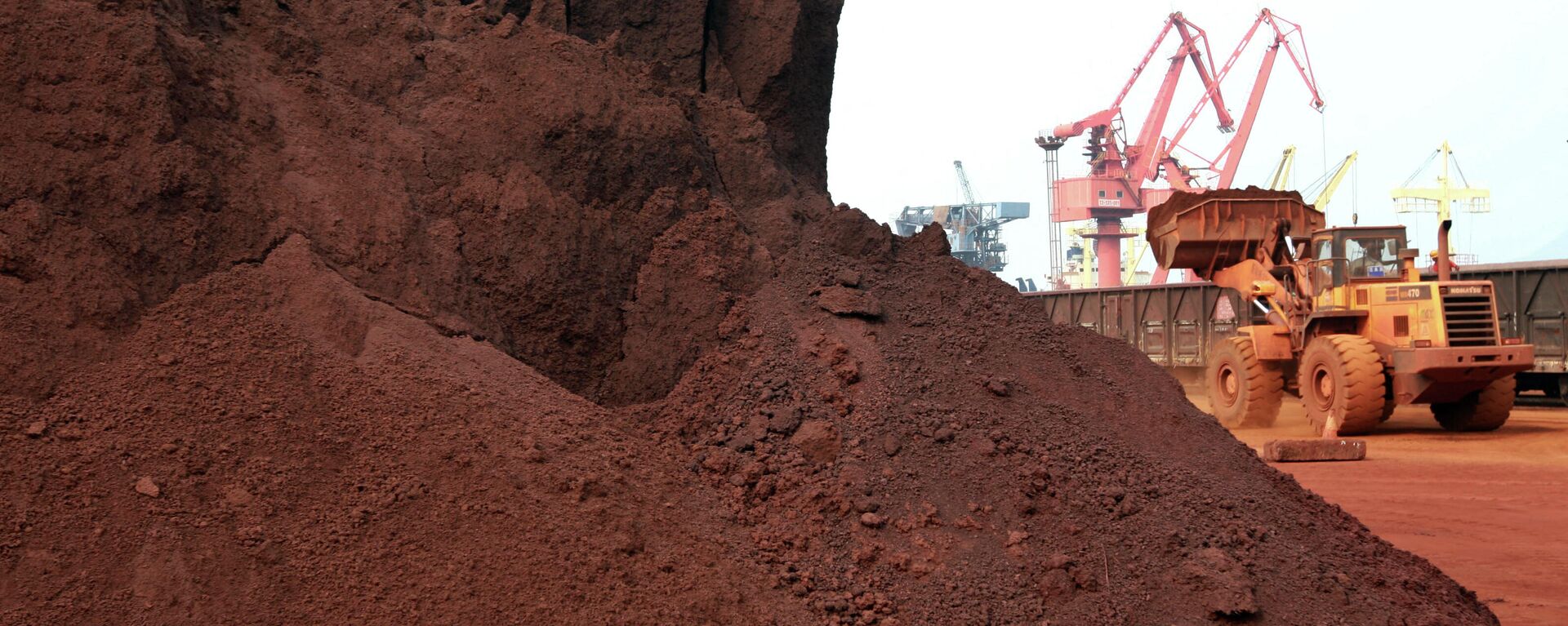 In a picture taken on September 5, 2010 a man driving a front loader shifts soil containing rare earth minerals to be loaded at a port in Lianyungang, east China's Jiangsu province, for export to Japan.  China's restrictions on exports of rare earths are aimed at maximising profit, strengthening its homegrown high-tech companies and forcing other nations to help sustain global supply, experts say. China last year produced 97 percent of the global supply of rare earths -- a group of 17 elements used in high-tech products ranging from flat-screen televisions to iPods to hybrid cars -- but is home to just a third of reserves.  CHINA OUT   AFP PHOTO (Photo by AFP) - Sputnik International, 1920, 15.01.2022