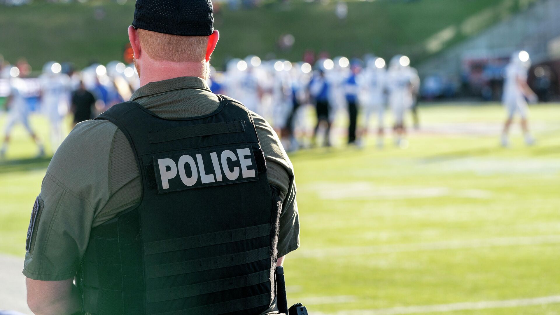 A police officer stands on the sidelines during the First Responder Bowl NCAA college football game between Air Force and Louisville Tuesday, Dec. 28, 2021, in Dallas. - Sputnik International, 1920, 15.01.2022
