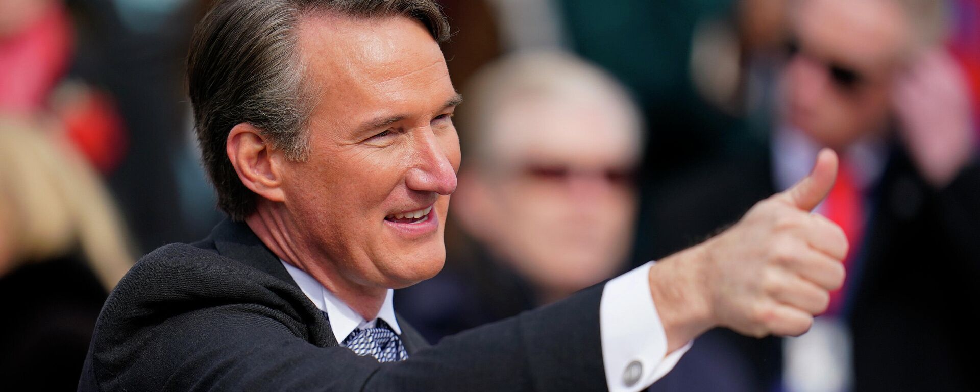 Glenn Youngkin gestures after he was sworn in as Virginia's 74th governor during an inauguration ceremony, Saturday, Jan. 15, 2022 - Sputnik International, 1920, 16.01.2022