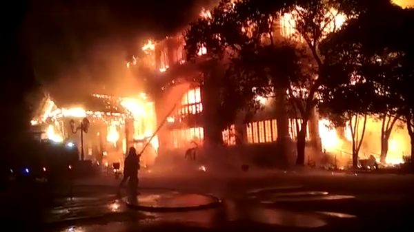 Screenshot from a video, depicting a firefighter putting out a blaze that broke out at the British-era Secunderabad Club in the Indian state of Telangana on 16 January 2022. - Sputnik International