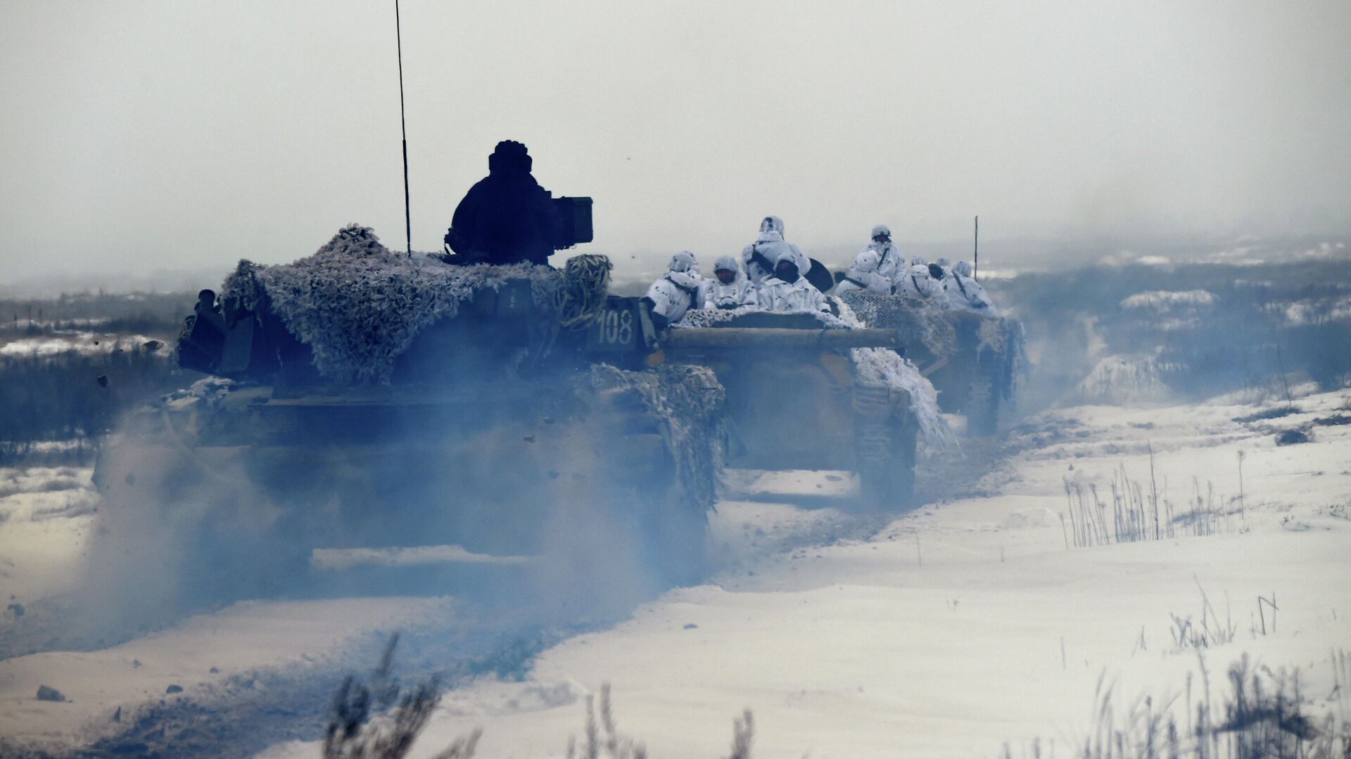 Ukrainian servicemen on armored personal carriers (APC) take part in brigade tactical exercises with combat shooting near Goncharivske willage, Chernihiv region, not far from the border with Russia on December 3, 2018 - Sputnik International, 1920, 02.02.2022