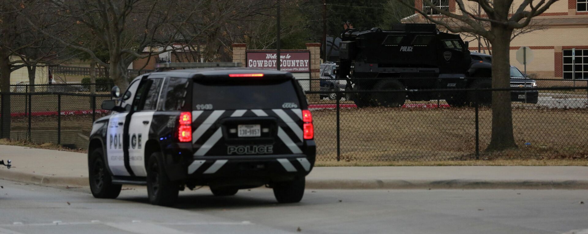 A law enforcement vehicle is seen in the area where a man has reportedly taken people hostage at a synagogue during services that were being streamed live, in Colleyville, Texas, U.S. January 15, 2022. REUTERS/Shelby Tauber - Sputnik International, 1920, 17.01.2022