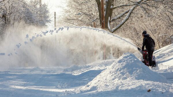 A Des Moines resident removes snow after Winter Storm Izzy in Des Moines, Iowa, U.S., - Sputnik International