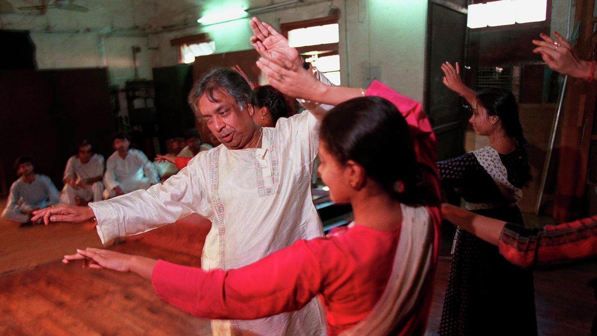FILE - Indian classical Kathak dance guru Birju Maharaj teaches students at his studio in New Delhi on Sept. 26, 1997. Birju Maharaj, a legend of classical Indian dance and among the country’s most well-known performing artists, died early on Monday, Jan. 17, 2022 - Sputnik International, 1920, 17.01.2022