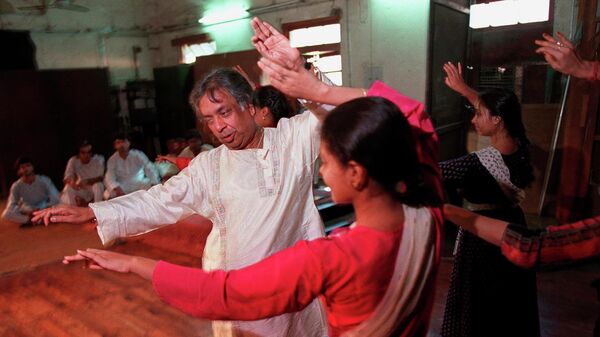 FILE - Indian classical Kathak dance guru Birju Maharaj teaches students at his studio in New Delhi on Sept. 26, 1997. Birju Maharaj, a legend of classical Indian dance and among the country’s most well-known performing artists, died early on Monday, Jan. 17, 2022 - Sputnik International