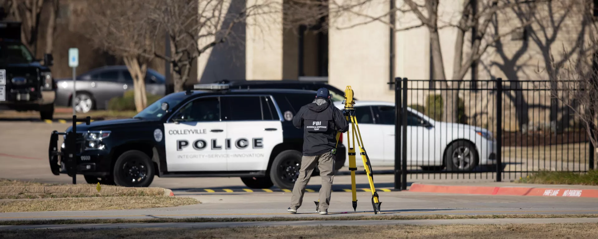 Law enforcement process the scene in front of the Congregation Beth Israel synagogue, Sunday, Jan. 16, 2022, in Colleyville, Texas - Sputnik International, 1920, 24.06.2024