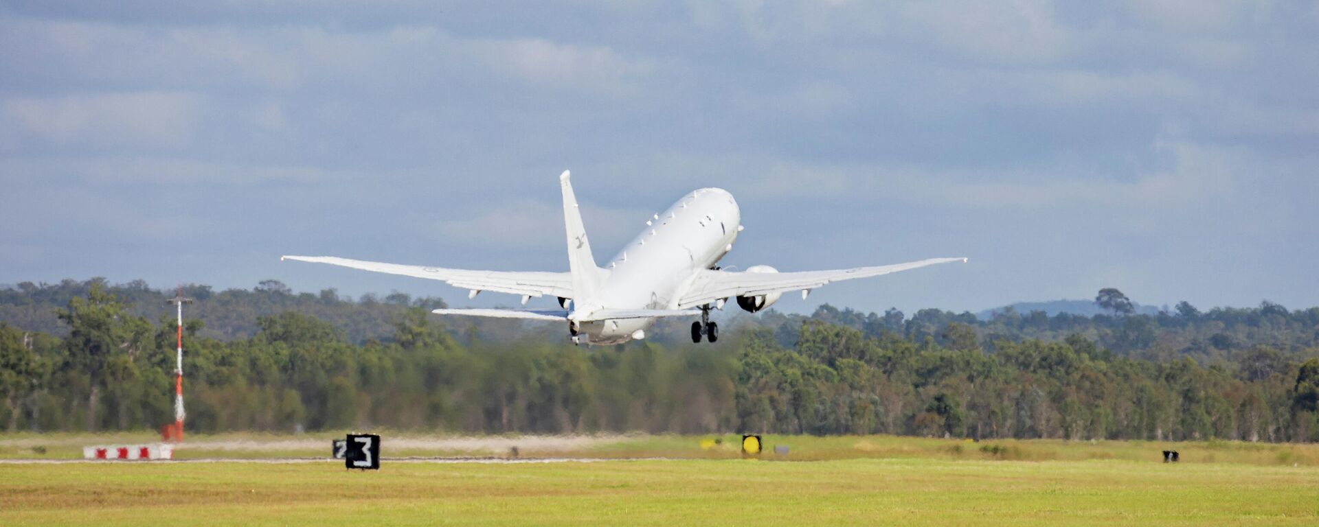 A Royal Australian Air Force P-8 Poseidon aircraft departs RAAF Base Amberley, Queensland to assess the damage to Tonga after the eruption of an underwater volcano triggered a tsunami - Sputnik International, 1920, 07.02.2022