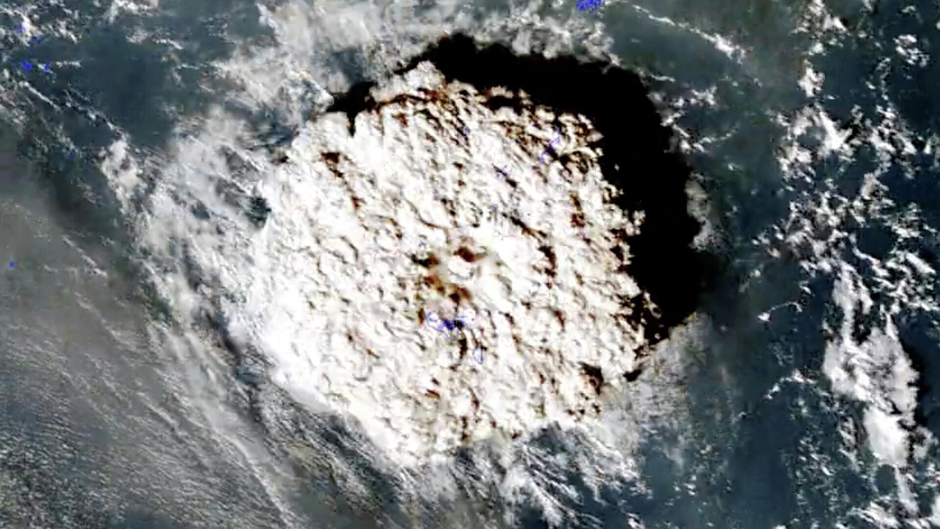 A plume rises over Tonga after the underwater volcano Hunga Tonga-Hunga Ha'apai erupted in this satellite image taken by Himawari-8, a Japanese weather satellite operated by the Japan Meteorological Agency on 15 January 2022, in this screen grab obtained from a social media video. - Sputnik International, 1920, 17.01.2022