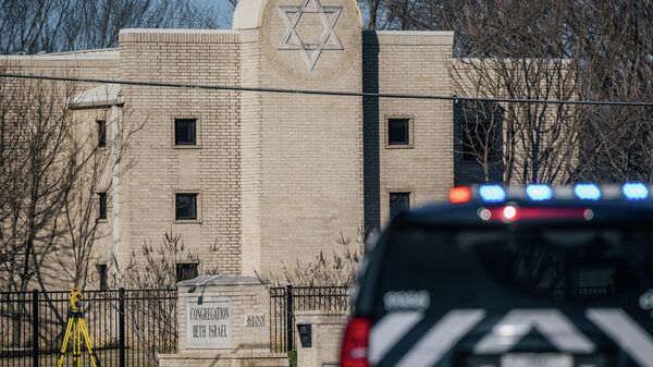  A law enforcement vehicle sits in front of the Congregation Beth Israel synagogue on January 16, 2022 in Colleyville, Texas. - Sputnik International