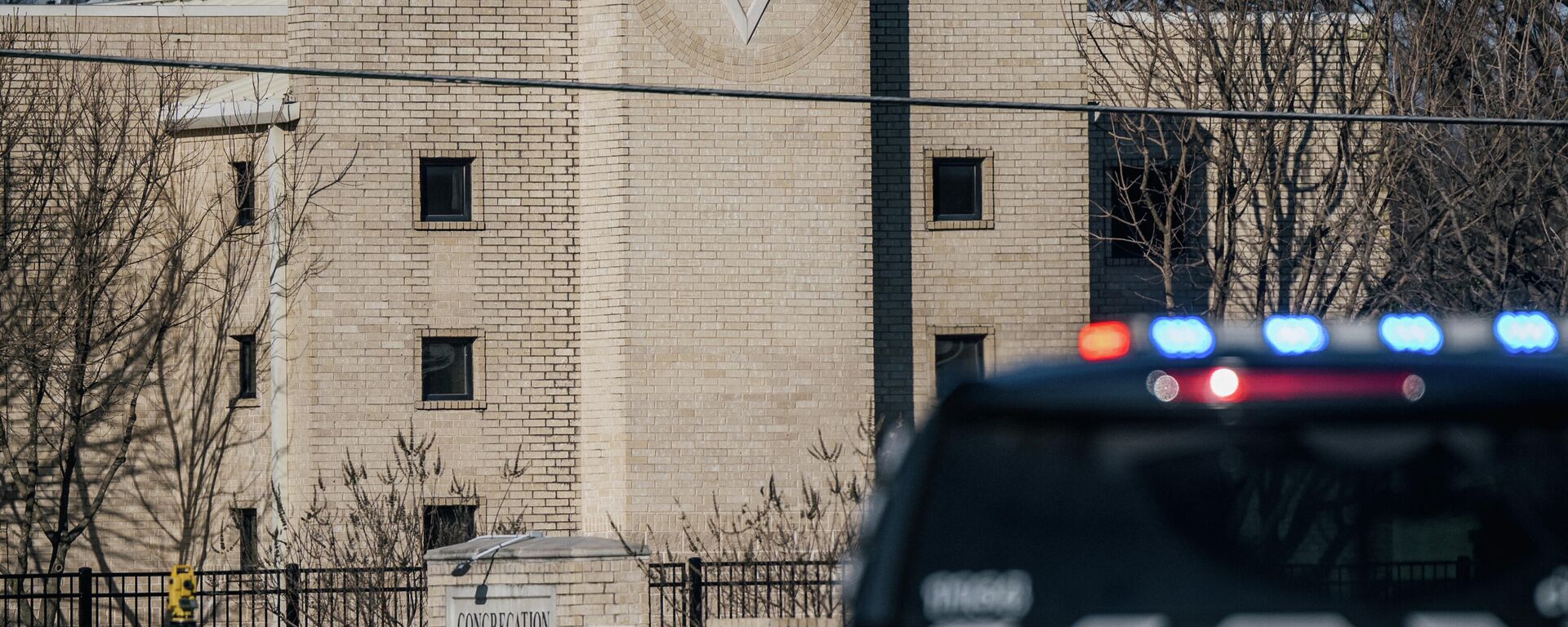  A law enforcement vehicle sits in front of the Congregation Beth Israel synagogue on January 16, 2022 in Colleyville, Texas. - Sputnik International, 1920, 18.01.2022