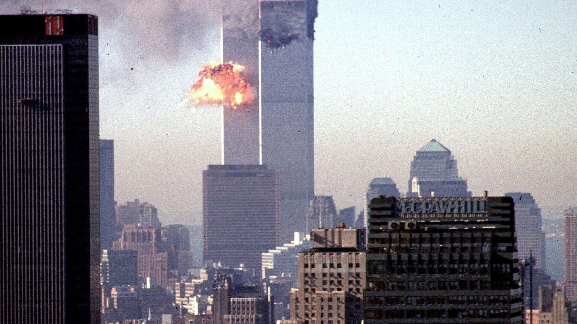A hijacked commercial plane crashes into the World Trade Center 11 September 2001 in New York.  - Sputnik International, 1920, 17.01.2022