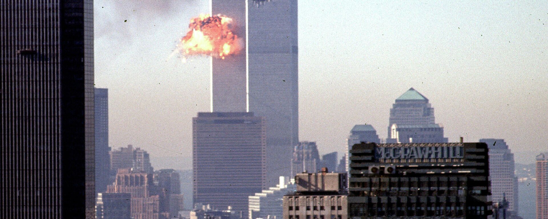 A hijacked commercial plane crashes into the World Trade Center 11 September 2001 in New York.  - Sputnik International, 1920, 26.08.2021