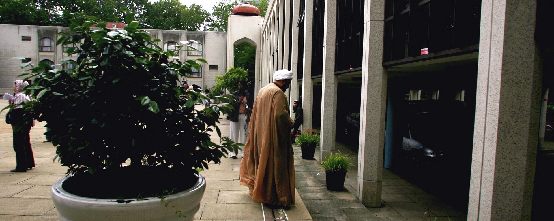 An unidentified senior Muslim Cleric leaves the Regent's Park Mosque in London after attending a meeting called by the Muslim Council of Britain 07 July 2007. - Sputnik International, 1920, 17.01.2022