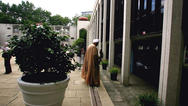 An unidentified senior Muslim Cleric leaves the Regent's Park Mosque in London after attending a meeting called by the Muslim Council of Britain 07 July 2007. - Sputnik International